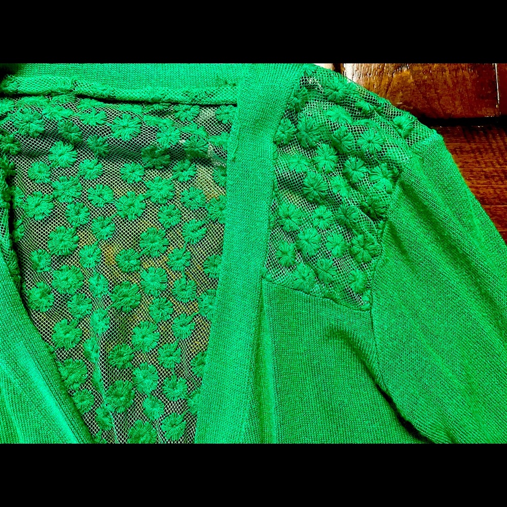 ☘️ Green cardigan with lace detail.